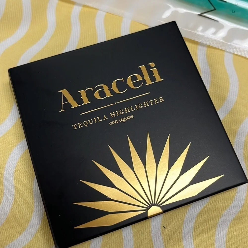 Araceli highlighter and MOTD 3 piece eye makeup brush set. With bag !